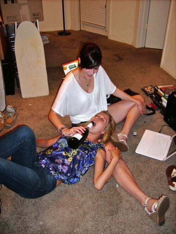 Пьяные студенты ебутся на квартире в групповухе