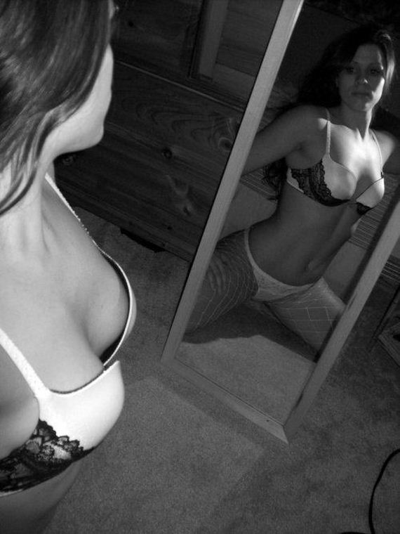 Красотка с большой грудью фотографирует себя в зеркале порно фото