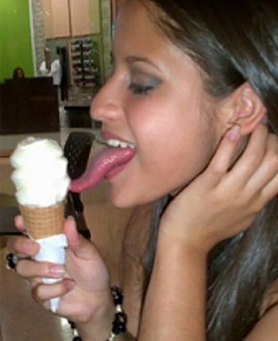Озабоченные стройные негритянки на порно фото с членом во рту