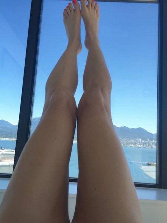 Девушки с сексуальными ножками регулярно фоткают пилотки