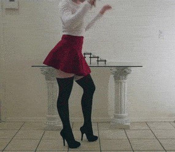 Рыжая девица в гольфах снимает юбку