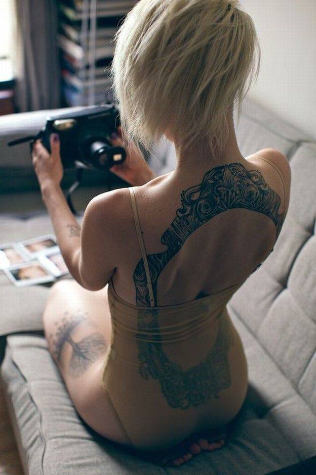 Татуированные девушки в сексуальных нарядах и абсолютно голые