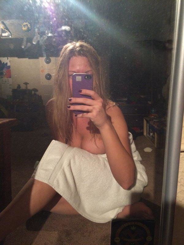 Блондинка с большими сиськами скидывает с себя полотенце после душа