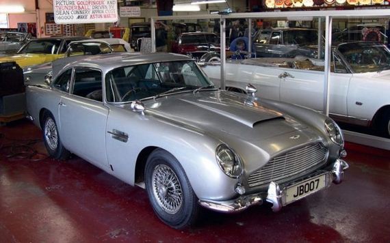 James Bond's Epic 1965 Aston Martin DB5 - Barnorama