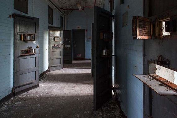 Abandoned Asylums Are Creepy Yet Somehow Beautiful - Barnorama