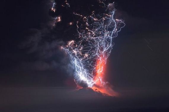 Lightning Strikes Chilean Volcano At The Perfect Moment - Barnorama