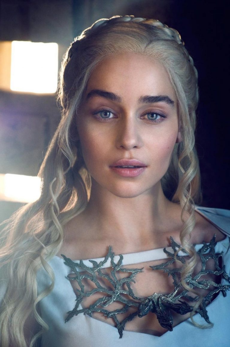 Hot Emilia Clarke Boobs - Barnorama