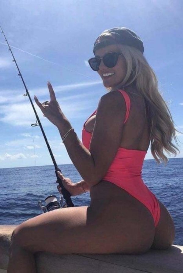 35 Photos Of Sexy Women Fishing - Barnorama