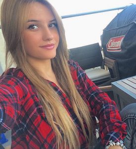 30 Sexy Girls Wearing Flannels - Barnorama